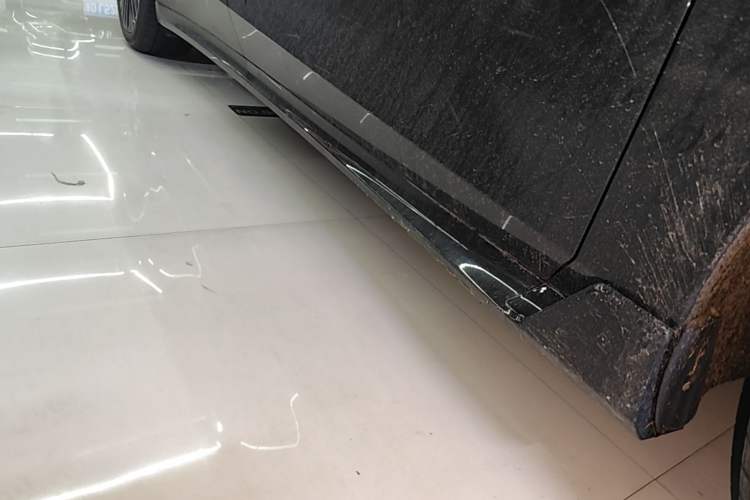 Used Lynk & Co 10 EM-P 2025 Facelifted Model 120 All-Wheel Drive Ultra Right Side Sill