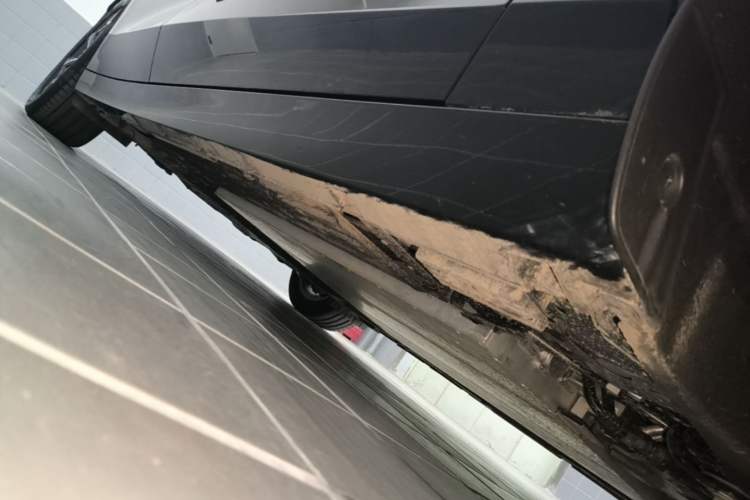 Used Lynk & Co 10 EM-P 2025 Facelifted Model 240 All-Wheel Drive Ultra Right Side Sill