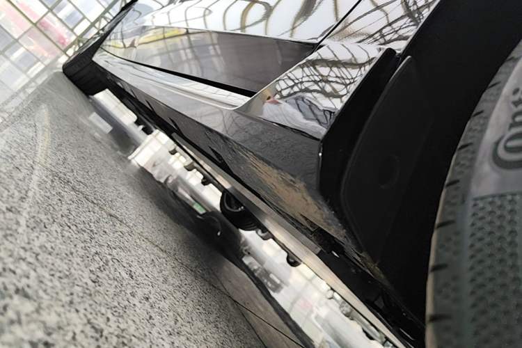 Used Lynk & Co 10 EM-P 2025 Model 240 Four-Wheel Drive Ultra Right Side Sill