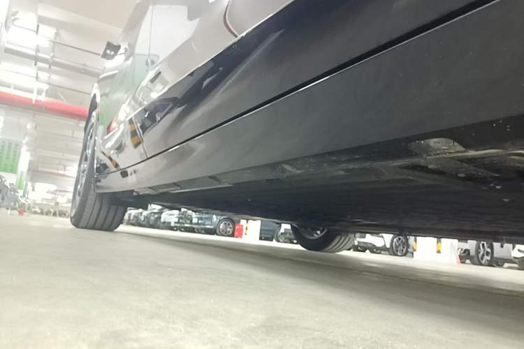 Used Lynk & Co 10 EM-P 2025 Facelifted Model 120 All-Wheel Drive Ultra Right Side Sill