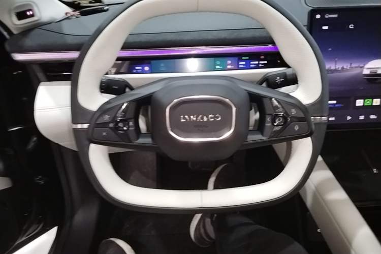 Used Lynk & Co 10 EM-P 2025 Facelifted Model 240 All-Wheel Drive Ultra Steering Wheel