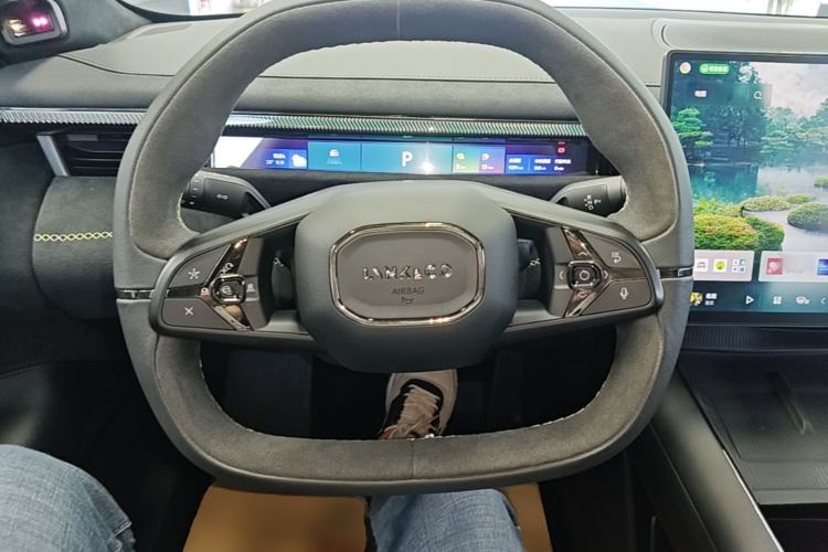 Used Lynk & Co 10 EM-P 2025 Model 240 All-Wheel Drive Ultra—Sport Edition Steering Wheel
