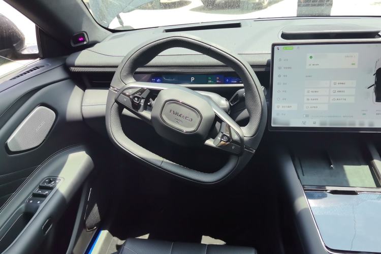 Used Lynk & Co 10 EM-P 2025 Facelifted Model 240 All-Wheel Drive Ultra Steering Wheel