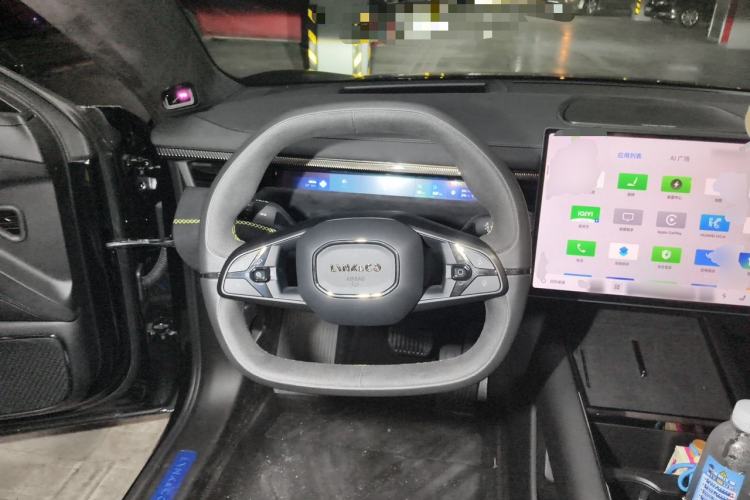 Used Lynk & Co 10 EM-P 2025 Model 240 All-Wheel Drive Ultra—Sport Edition Steering Wheel