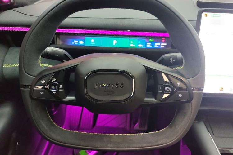 Used Lynk & Co 10 EM-P 2025 Model 240 All-Wheel Drive Ultra—Sport Edition Steering Wheel