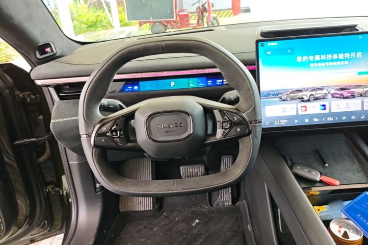 Used Lynk & Co 10 EM-P 2025 Model 240 All-Wheel Drive Ultra—Sport Edition Steering Wheel