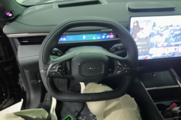 Used Lynk & Co 10 EM-P 2025 Facelifted Model 240 All-Wheel Drive Ultra Steering Wheel
