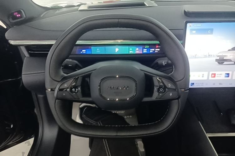Used Lynk & Co 10 EM-P 2025 Facelifted Model 120 All-Wheel Drive Ultra Steering Wheel