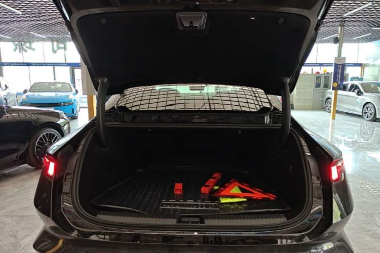 Used Lynk & Co 10 EM-P 2025 Model 240 Four-Wheel Drive Ultra Trunk