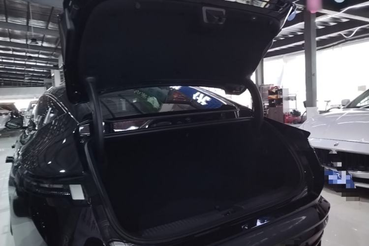 Used Lynk & Co 10 EM-P 2025 Facelifted Model 240 All-Wheel Drive Ultra Trunk