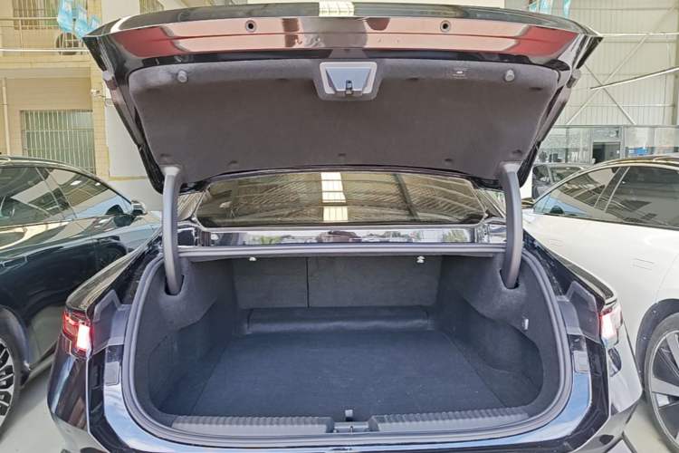 Used Lynk & Co 10 EM-P 2025 Model 240 All-Wheel Drive Ultra—Sport Edition Trunk