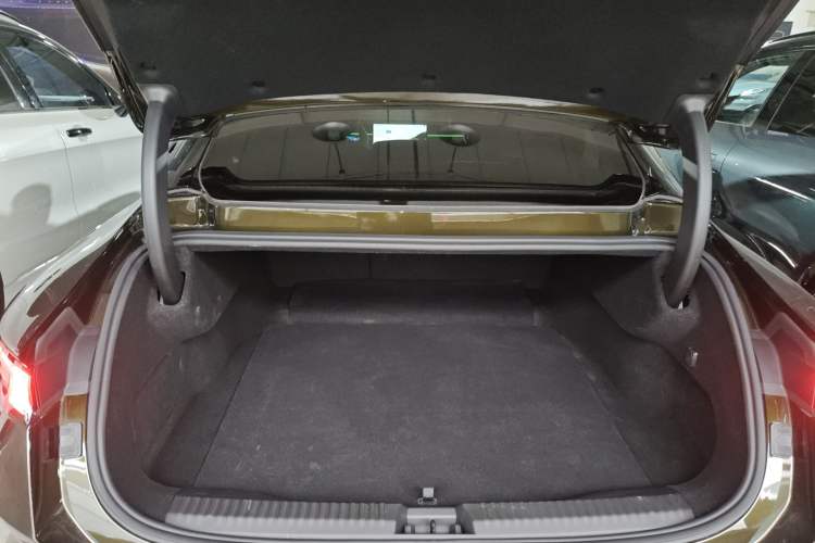 Used Lynk & Co 10 EM-P 2025 Model 240 All-Wheel Drive Ultra—Sport Edition Trunk