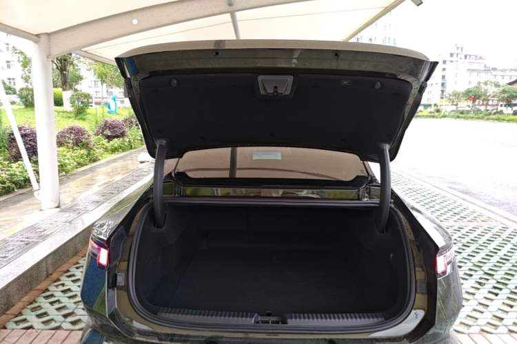 Used Lynk & Co 10 EM-P 2025 Model 240 All-Wheel Drive Ultra—Sport Edition Trunk