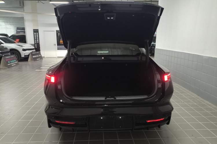 Used Lynk & Co 10 EM-P 2025 Facelifted Model 240 All-Wheel Drive Ultra Trunk