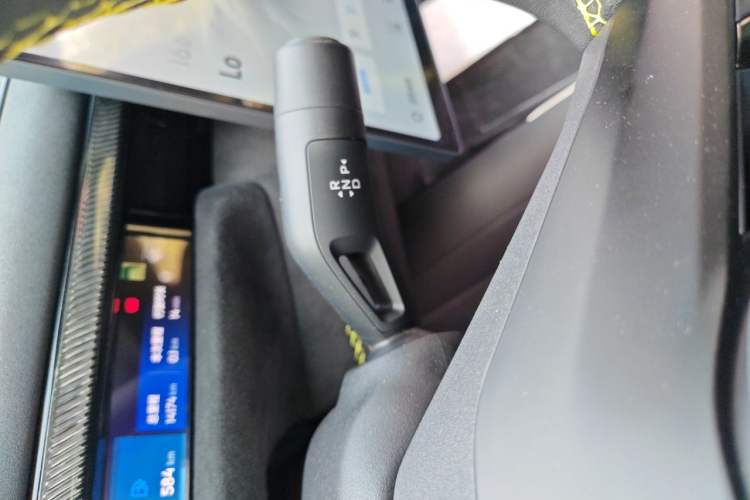 Used Lynk & Co 10 EM-P 2025 Facelifted Model 240 All-Wheel Drive Ultra—Sport Edition Gear Lever