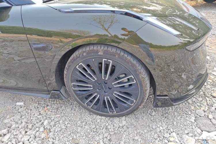 Used Lynk & Co 10 EM-P 2025 Facelifted Model 240 All-Wheel Drive Ultra—Sport Edition Right Front Wheel Hub