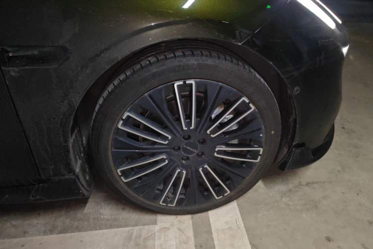 Used Lynk & Co 10 EM-P 2025 Facelifted Model 240 All-Wheel Drive Ultra—Sport Edition Right Front Wheel Hub