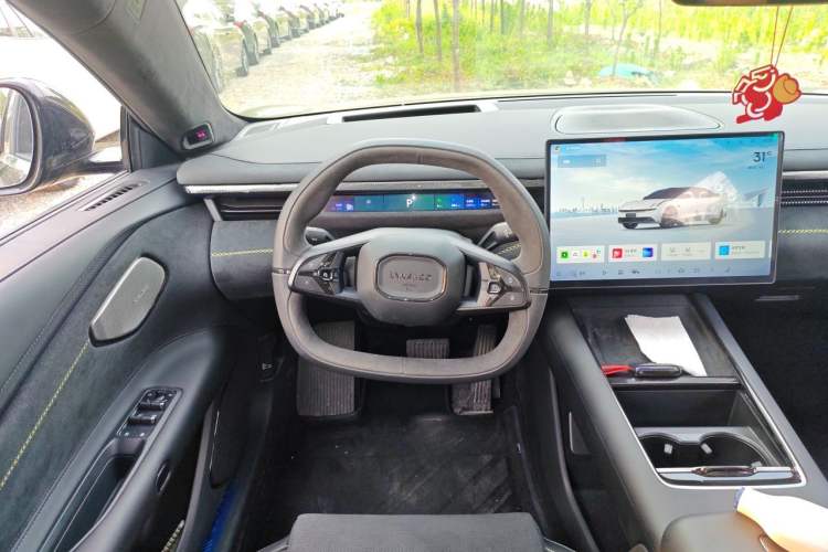Used Lynk & Co 10 EM-P 2025 Facelifted Model 240 All-Wheel Drive Ultra—Sport Edition Steering Wheel
