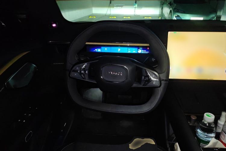 Used Lynk & Co 10 EM-P 2025 Facelifted Model 240 All-Wheel Drive Ultra—Sport Edition Steering Wheel
