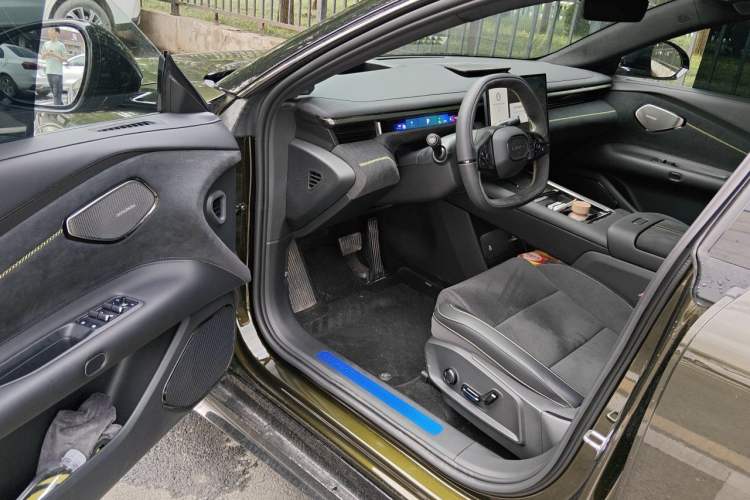 Used Lynk & Co 10 EM-P 2025 Model 240 All-Wheel Drive Ultra—Sport Edition Driver Seat