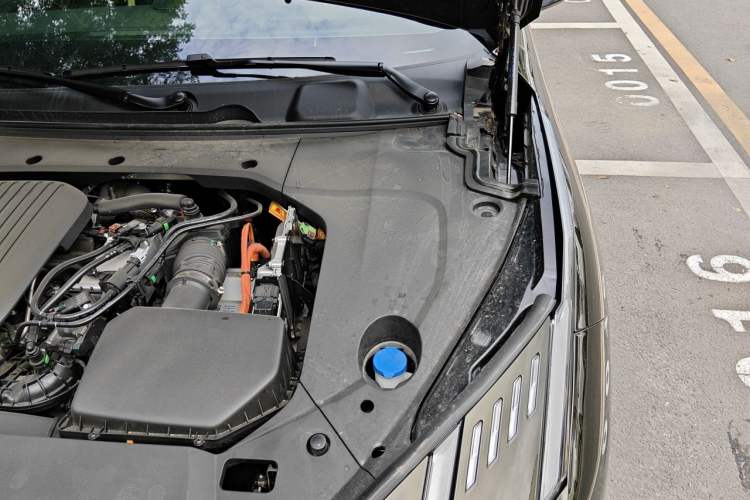 Used Lynk & Co 10 EM-P 2025 Model 240 All-Wheel Drive Ultra—Sport Edition Engine Bay Left