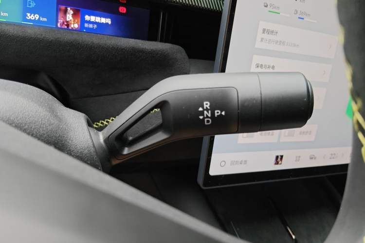 Used Lynk & Co 10 EM-P 2025 Model 240 All-Wheel Drive Ultra—Sport Edition Gear Lever