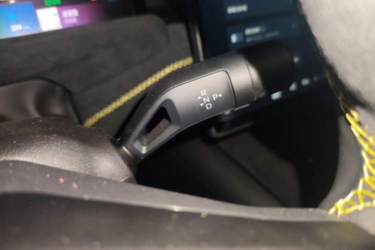 Used Lynk & Co 10 EM-P 2025 Model 240 All-Wheel Drive Ultra—Sport Edition Gear Lever