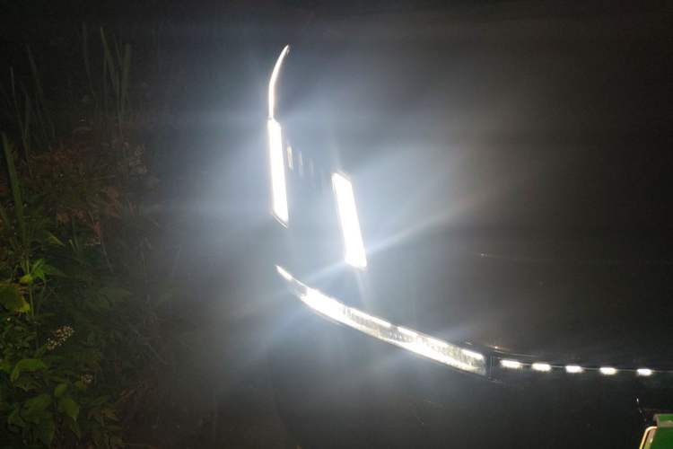 Used Lynk & Co 10 EM-P 2025 Model 240 All-Wheel Drive Ultra—Sport Edition Right Front Headlight