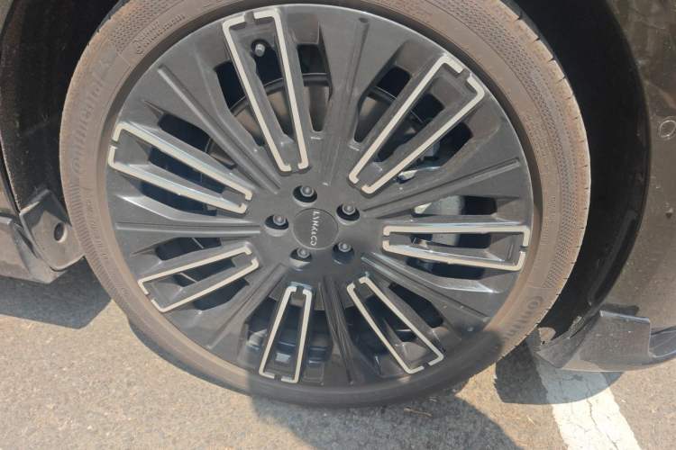 Used Lynk & Co 10 EM-P 2025 Model 240 All-Wheel Drive Ultra—Sport Edition Right Front Wheel Hub