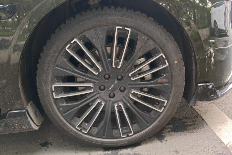 Used Lynk & Co 10 EM-P 2025 Model 240 All-Wheel Drive Ultra—Sport Edition Right Front Wheel Hub