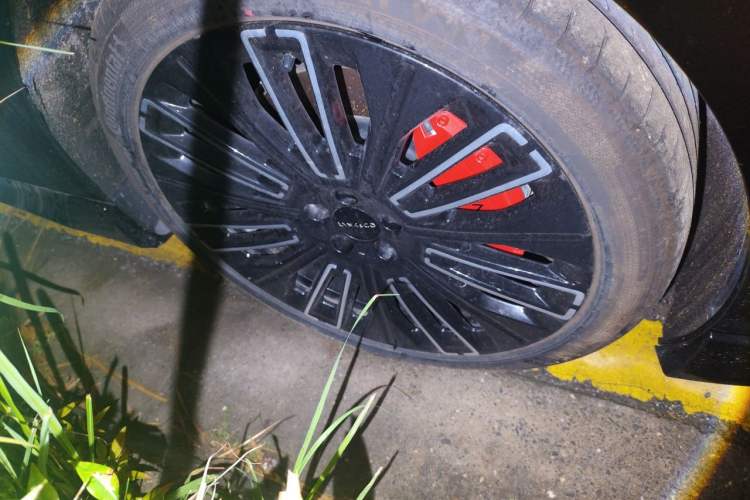 Used Lynk & Co 10 EM-P 2025 Model 240 All-Wheel Drive Ultra—Sport Edition Right Front Wheel Hub