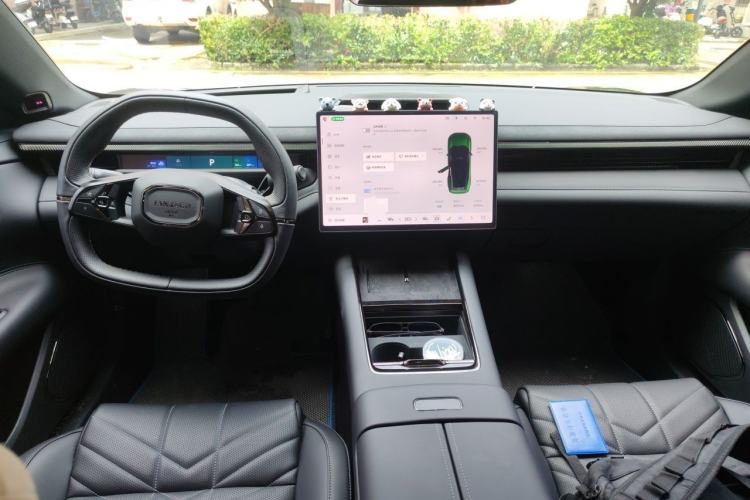Used Lynk & Co 10 EM-P 2025 Model 240 Four-Wheel Drive Ultra Center Console