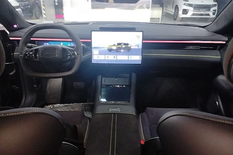 Used Lynk & Co 10 EM-P 2025 Model 240 All-Wheel Drive Ultra—Sport Edition Center Console