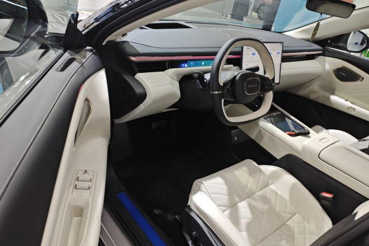 Used Lynk & Co 10 EM-P 2025 Facelifted Model 240 All-Wheel Drive Ultra—Sport Edition Driver Seat