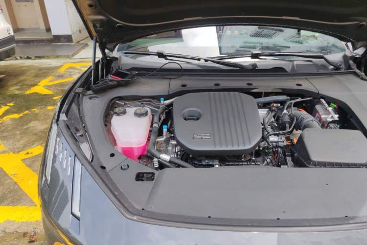 Used Lynk & Co 10 EM-P 2025 Model 240 Four-Wheel Drive Ultra Engine Bay Right