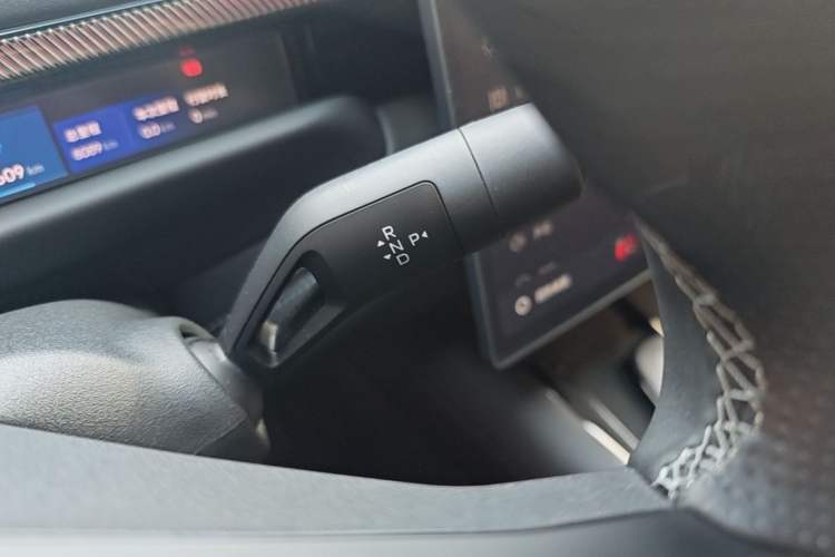 Used Lynk & Co 10 EM-P 2025 Facelifted Model 240 All-Wheel Drive Ultra Gear Lever