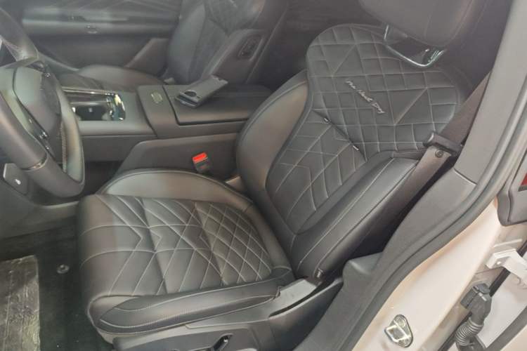 Used Lynk & Co 10 EM-P 2025 Model 120 Four-Wheel Drive Ultra Left Front Seat