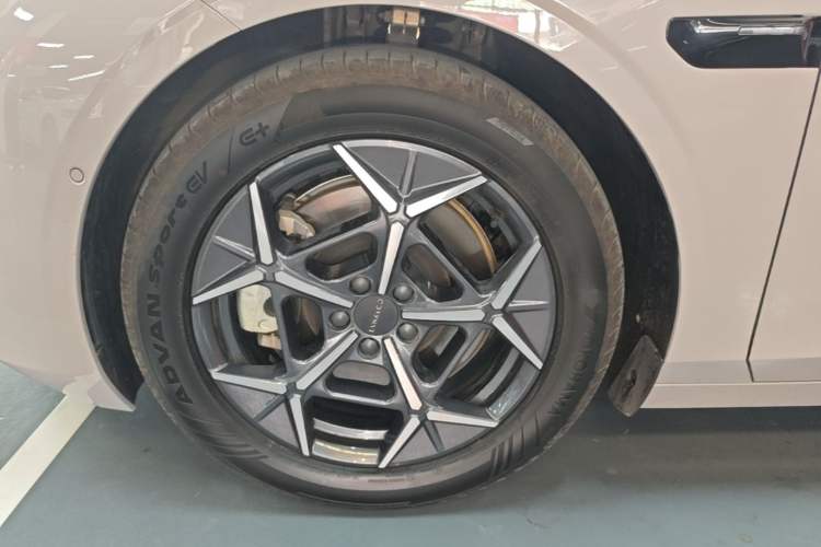 Used Lynk & Co 10 EM-P 2025 Model 120 Four-Wheel Drive Ultra Left Front Wheel Hub