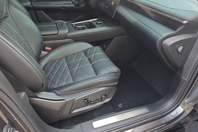 Used Lynk & Co 10 EM-P 2025 Facelifted Model 240 All-Wheel Drive Ultra Right Front Seat