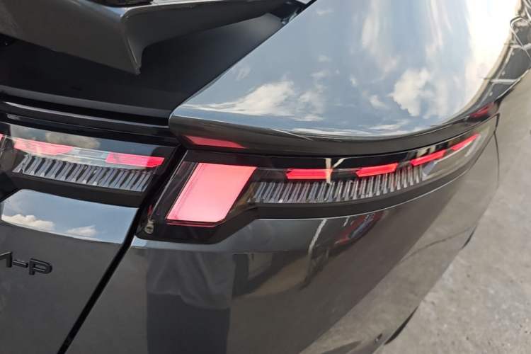 Used Lynk & Co 10 EM-P 2025 Facelifted Model 240 All-Wheel Drive Ultra Right Rear Taillight