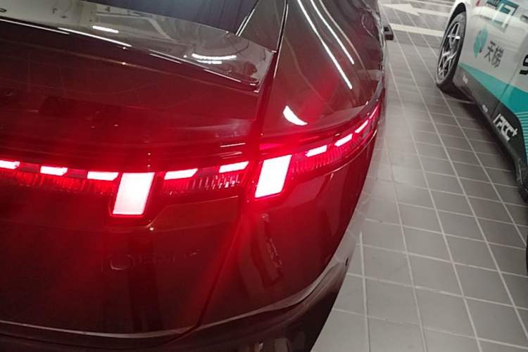 Used Lynk & Co 10 EM-P 2025 Model 240 All-Wheel Drive Ultra—Sport Edition Right Rear Taillight
