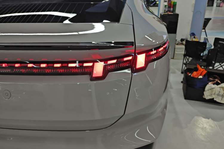 Used Lynk & Co 10 EM-P 2025 Facelifted Model 240 All-Wheel Drive Ultra—Sport Edition Right Rear Taillight