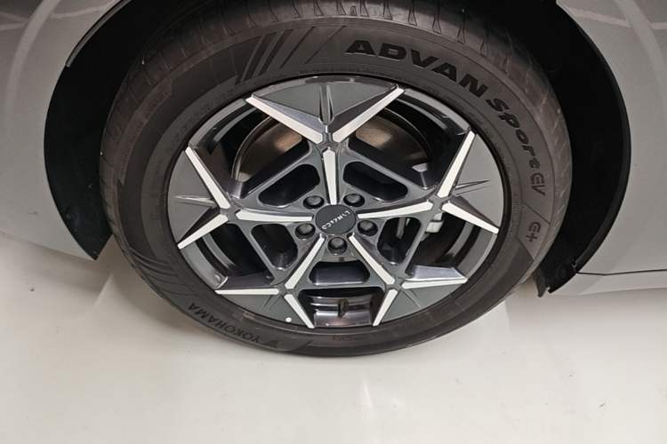 Used Lynk & Co 10 EM-P 2025 Model 120 Four-Wheel Drive Ultra Right Rear Wheel Hub