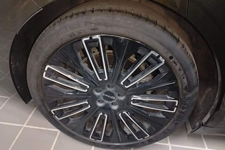 Used Lynk & Co 10 EM-P 2025 Model 240 All-Wheel Drive Ultra—Sport Edition Right Rear Wheel Hub