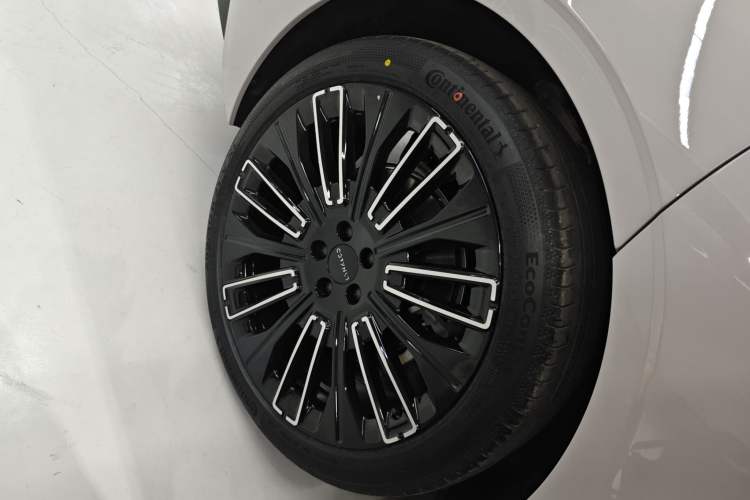 Used Lynk & Co 10 EM-P 2025 Facelifted Model 240 All-Wheel Drive Ultra—Sport Edition Right Rear Wheel Hub