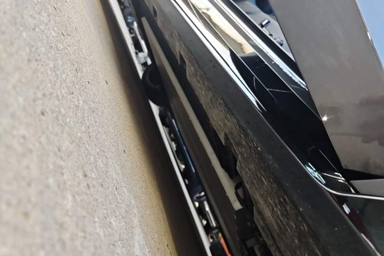 Used Lynk & Co 10 EM-P 2025 Facelifted Model 240 All-Wheel Drive Ultra Right Side Sill