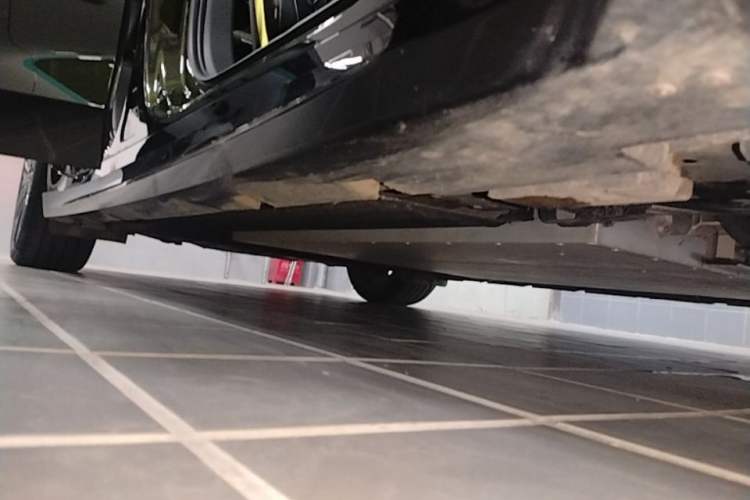 Used Lynk & Co 10 EM-P 2025 Model 240 All-Wheel Drive Ultra—Sport Edition Right Side Sill