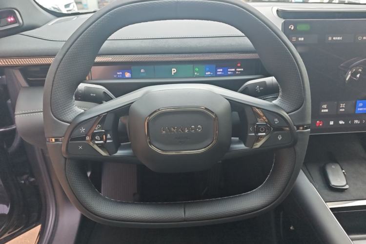 Used Lynk & Co 10 EM-P 2025 Facelifted Model 240 All-Wheel Drive Ultra Steering Wheel