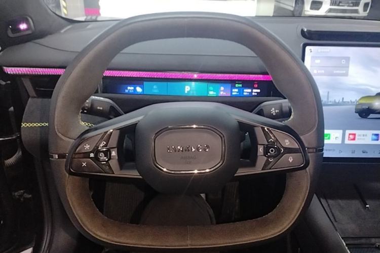 Used Lynk & Co 10 EM-P 2025 Model 240 All-Wheel Drive Ultra—Sport Edition Steering Wheel