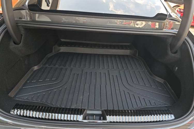 Used Lynk & Co 10 EM-P 2025 Facelifted Model 240 All-Wheel Drive Ultra Trunk